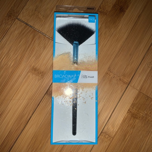 Makeup Brush - Picture 2 of 4